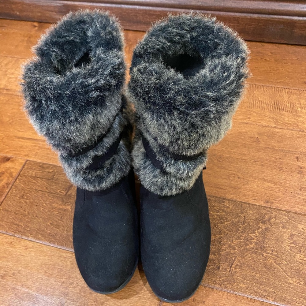 Black Suede Wedges with Faux-Fur Design - Picture 9 of 11